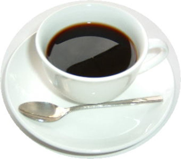 5. Thực phẩm và đồ uống có caffein Trong một nghiên cứu gần đây trên 31.527 phụ nữ Thụy Điển trong độ tuổi từ 40 đến 76 do Cục Quản lí Thực phẩm Quốc gia Thụy Điển tiến hành, các nhà nghiên cứu đã thấy rằng những phụ nữ uống 330mg cafein mỗi ngày tương đương với bốn tách cà phê tăng nguy cơ gãy xương hơn những người khác. Đặc biệt điều này còn ảnh hưởng đến khả năng hấp thụ canxi của cơ thể. Các nhà nghiên cứu không tìm ra được sự liên hệ giữa trà và tăng nguy cơ gãy xương. Lí do có thể là cafein trong trà chỉ bằng một nửa ở cà phê.